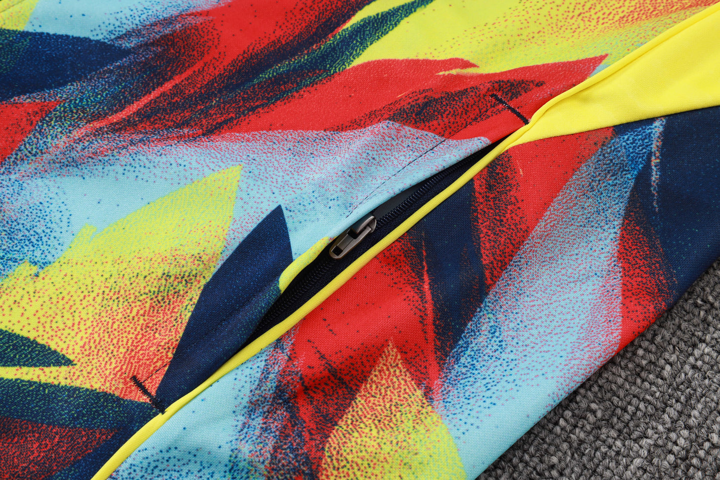 Chándal Arsenal 2025/2026 – Edición Multicolor “Fire Motion”