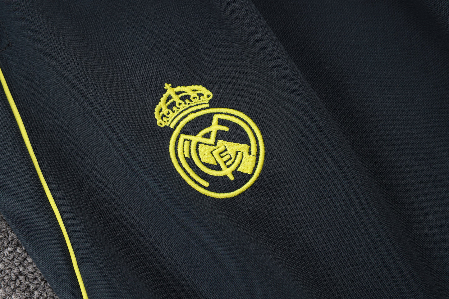 Chándal Real Madrid 2025/2026 – Negro con Detalles Amarillos