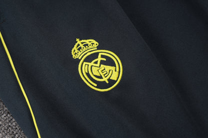 Chándal Real Madrid 2025/2026 – Negro con Detalles Amarillos