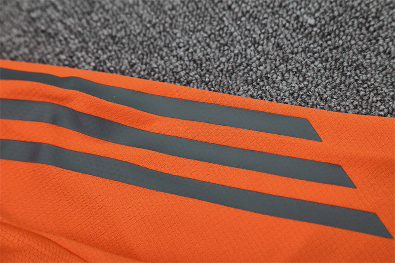 Set Oficial Bayern Múnich Tercera Equipación 25/26 – Intensidad Alemana en Naranja y Gris