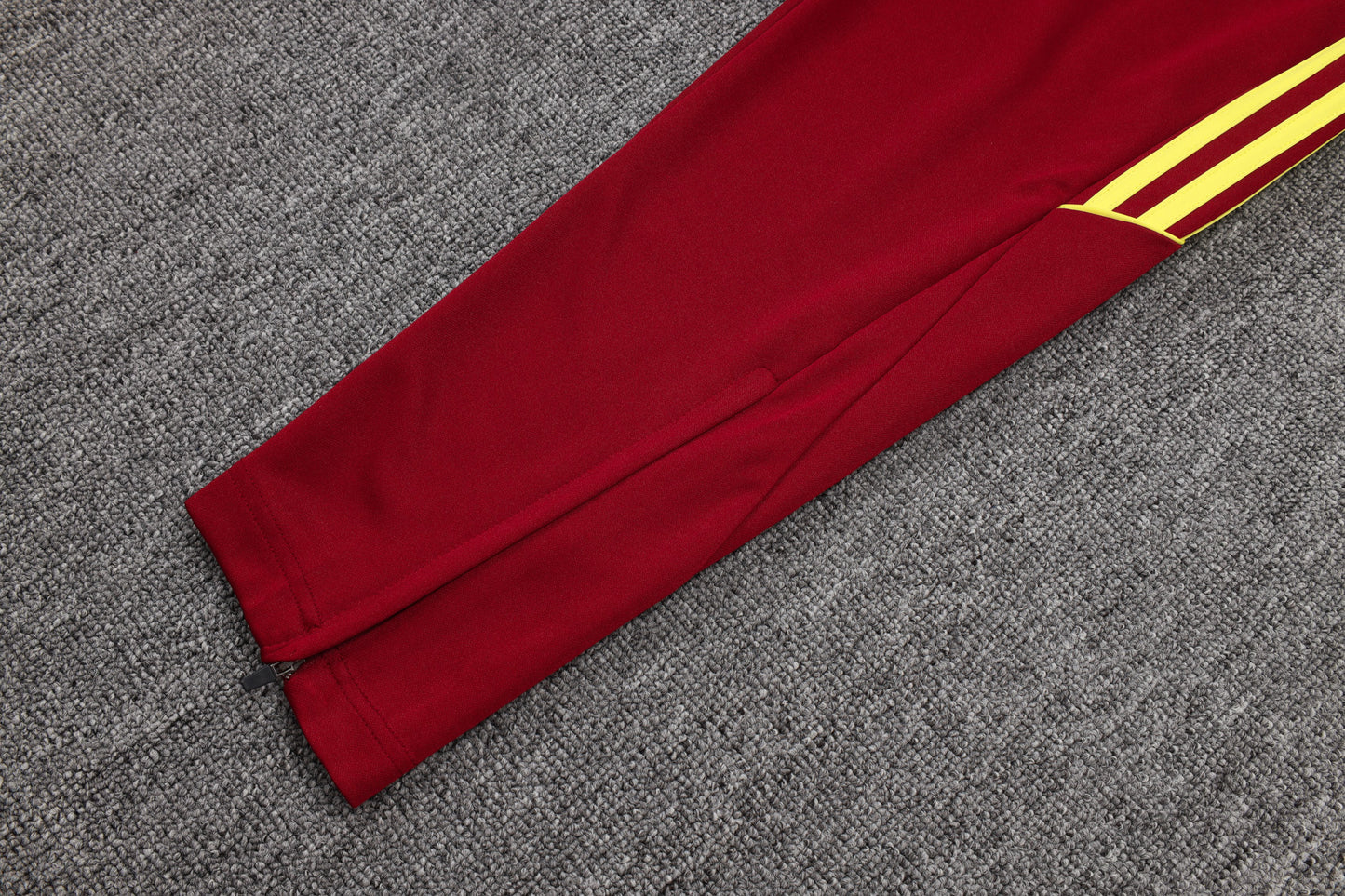 Chándal Arsenal FC 2025/2026 – Rojo Vinotinto con Detalles Amarillos