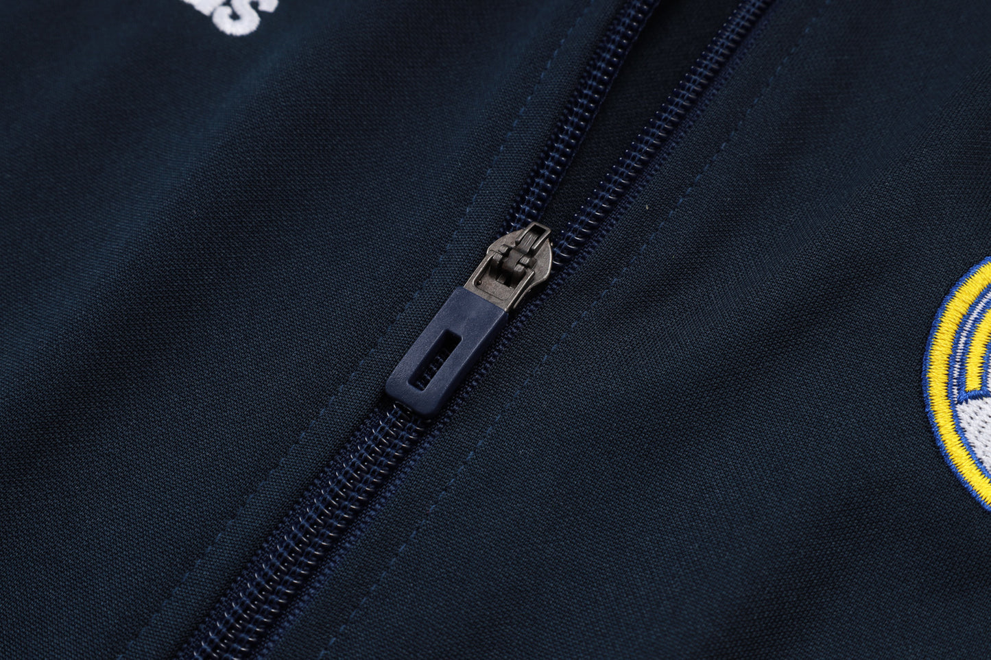 Chándal Real Madrid 2025/2026 – Azul Marino con Detalles Blancos y Amarillos