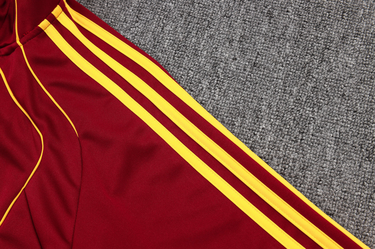 Chándal Arsenal FC 2025/2026 – Rojo Vinotinto con Detalles Amarillos