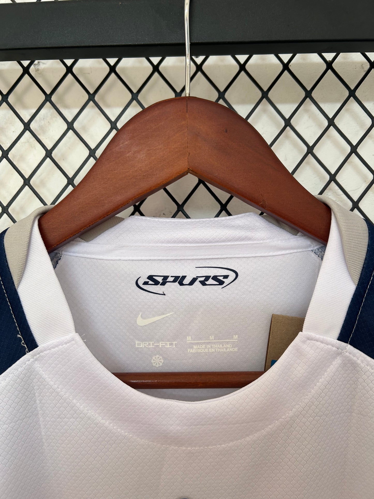 CAMISETA TOTTENHAM HOTSPUR 25/26 – “WHITE PRIDE”