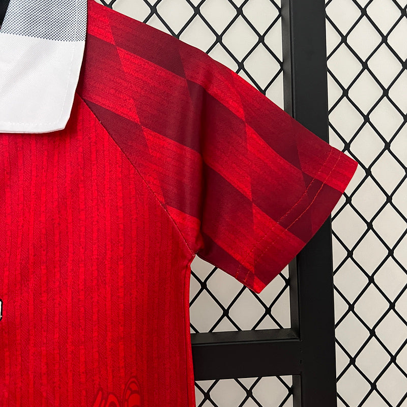 Conjunto Manchester United Kids Umbro – “Theatre of Dreams” Edición Clásica