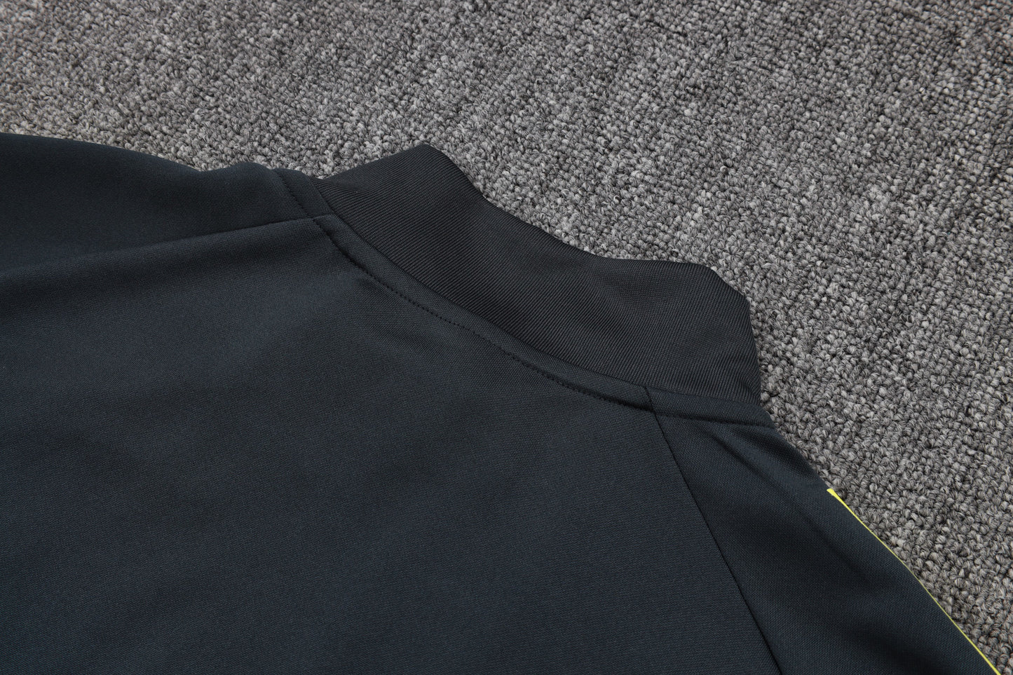 Chándal Real Madrid 2025/2026 – Negro con Detalles Amarillos