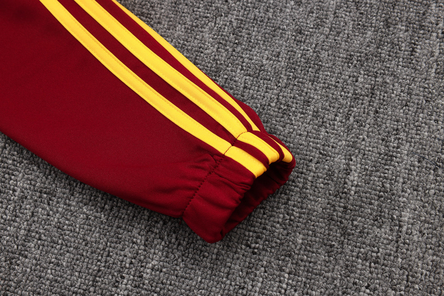 Chándal Arsenal FC 2025/2026 – Rojo Vinotinto con Detalles Amarillos