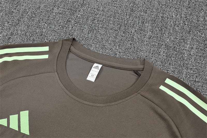 REAL MADRID – CONJUNTO DE ENTRENAMIENTO MARRÓN 2025/26