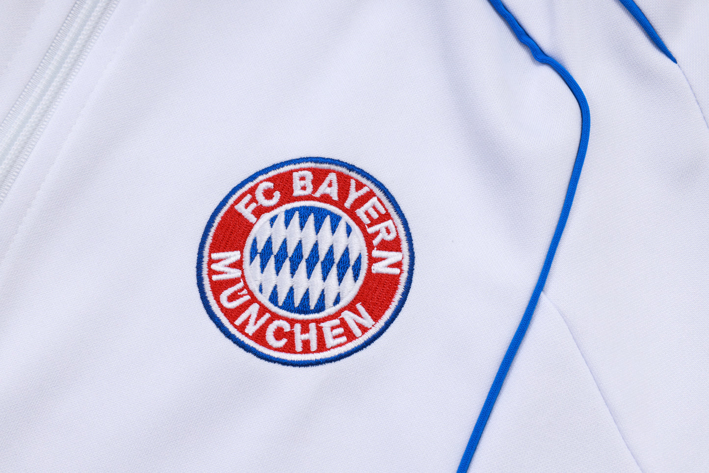 Chándal Bayern Múnich 2025/2026 – Blanco con Gris y Detalles Rojos