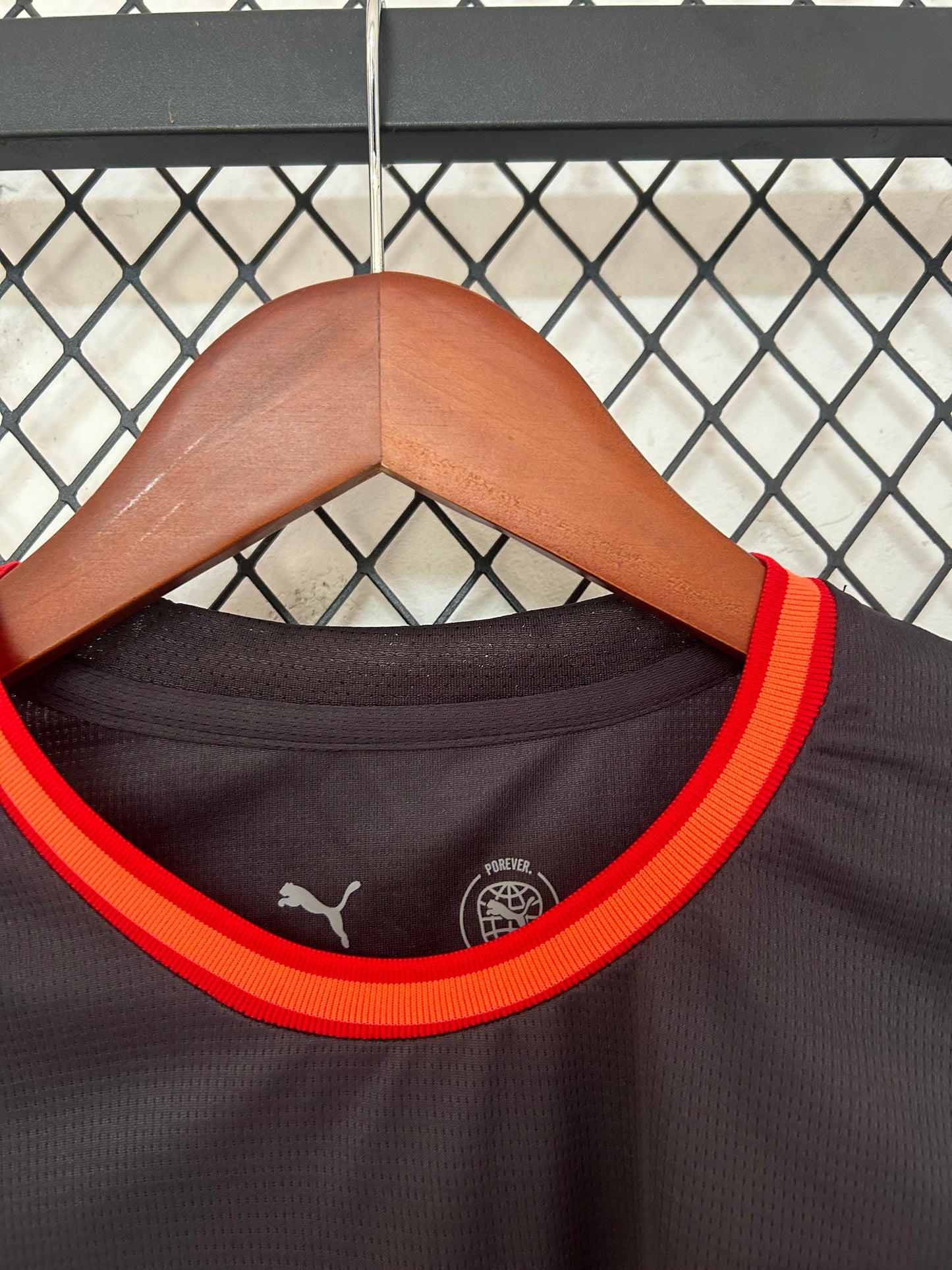 Camiseta AC Milan 2026/2027 Alternativa – Negra con Detalles Naranja Oficial Puma