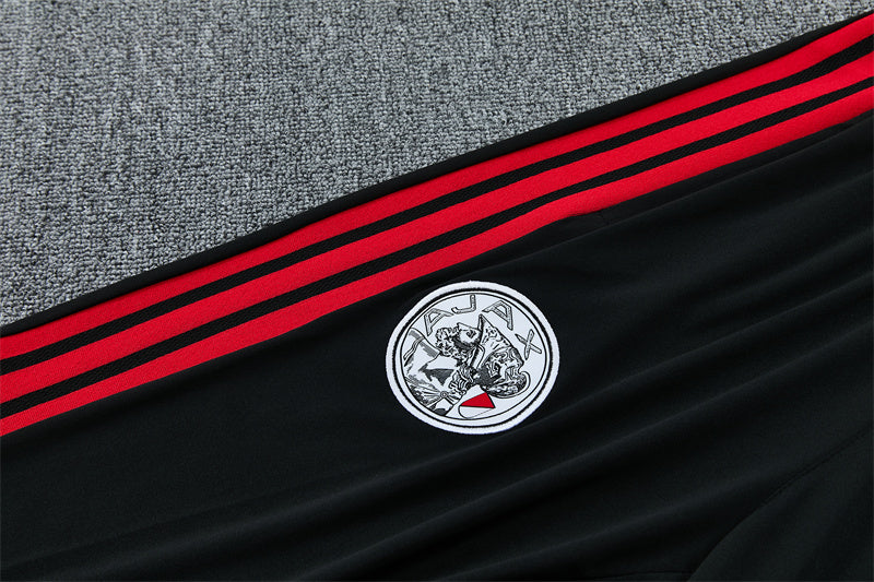 Chándal Ajax Entrenamiento – Blanco, Negro y Rojo