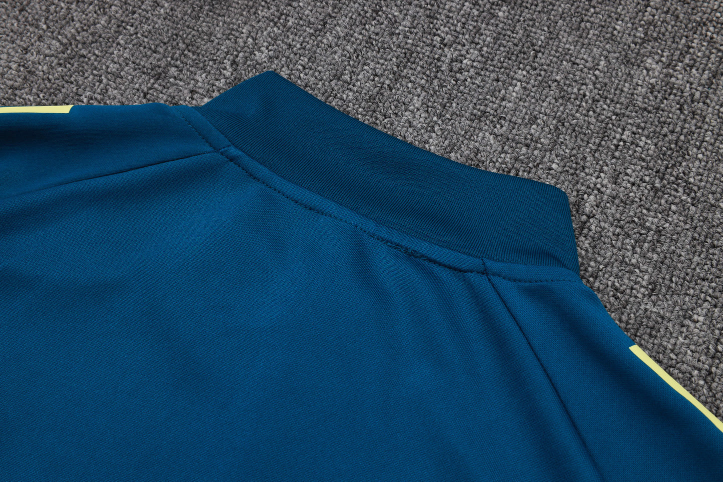 Chándal Juventus FC 2025/2026 – Azul Marino con Detalles Amarillos