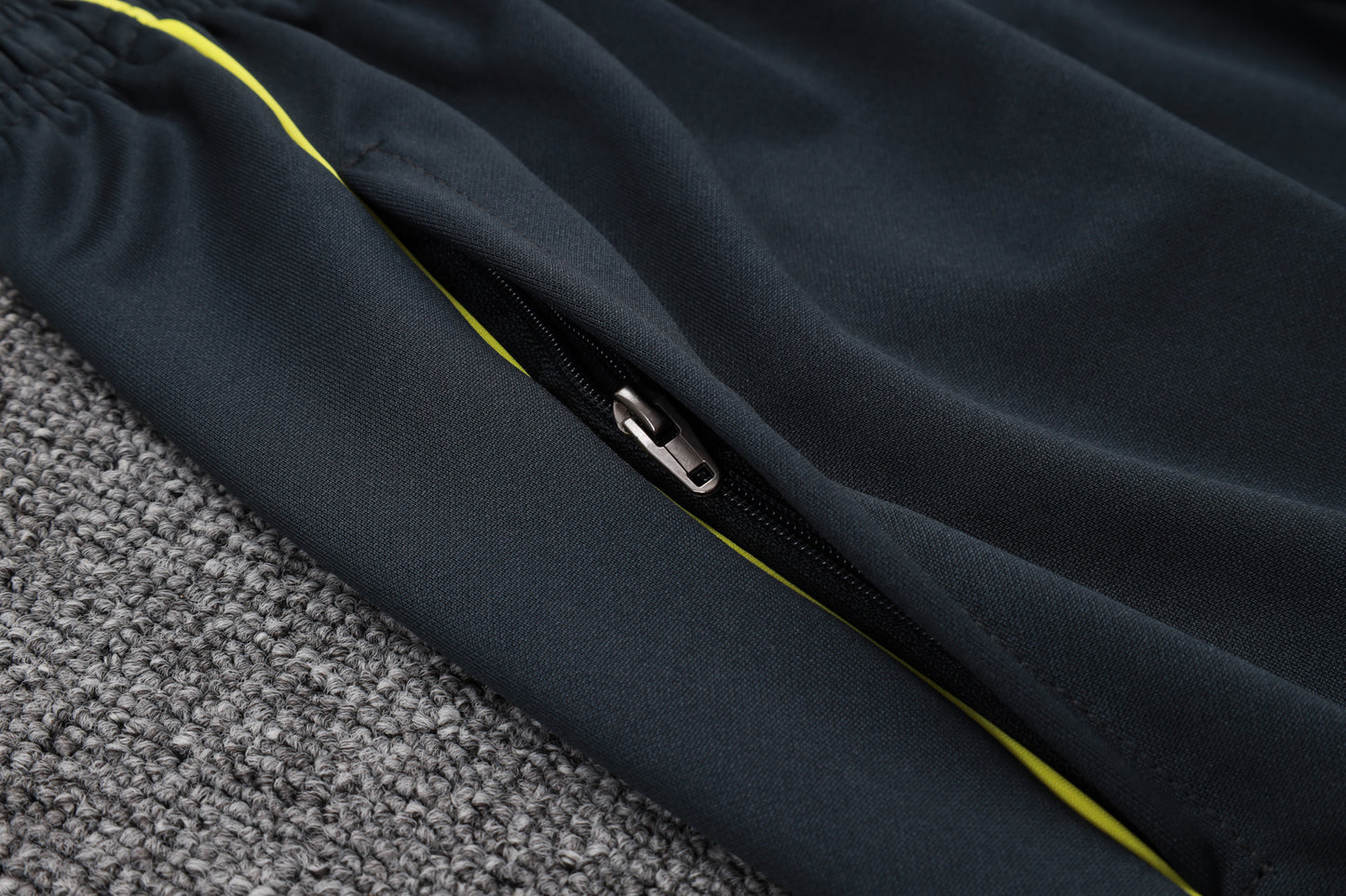 Chándal Real Madrid 2025/2026 – Negro con Detalles Amarillos