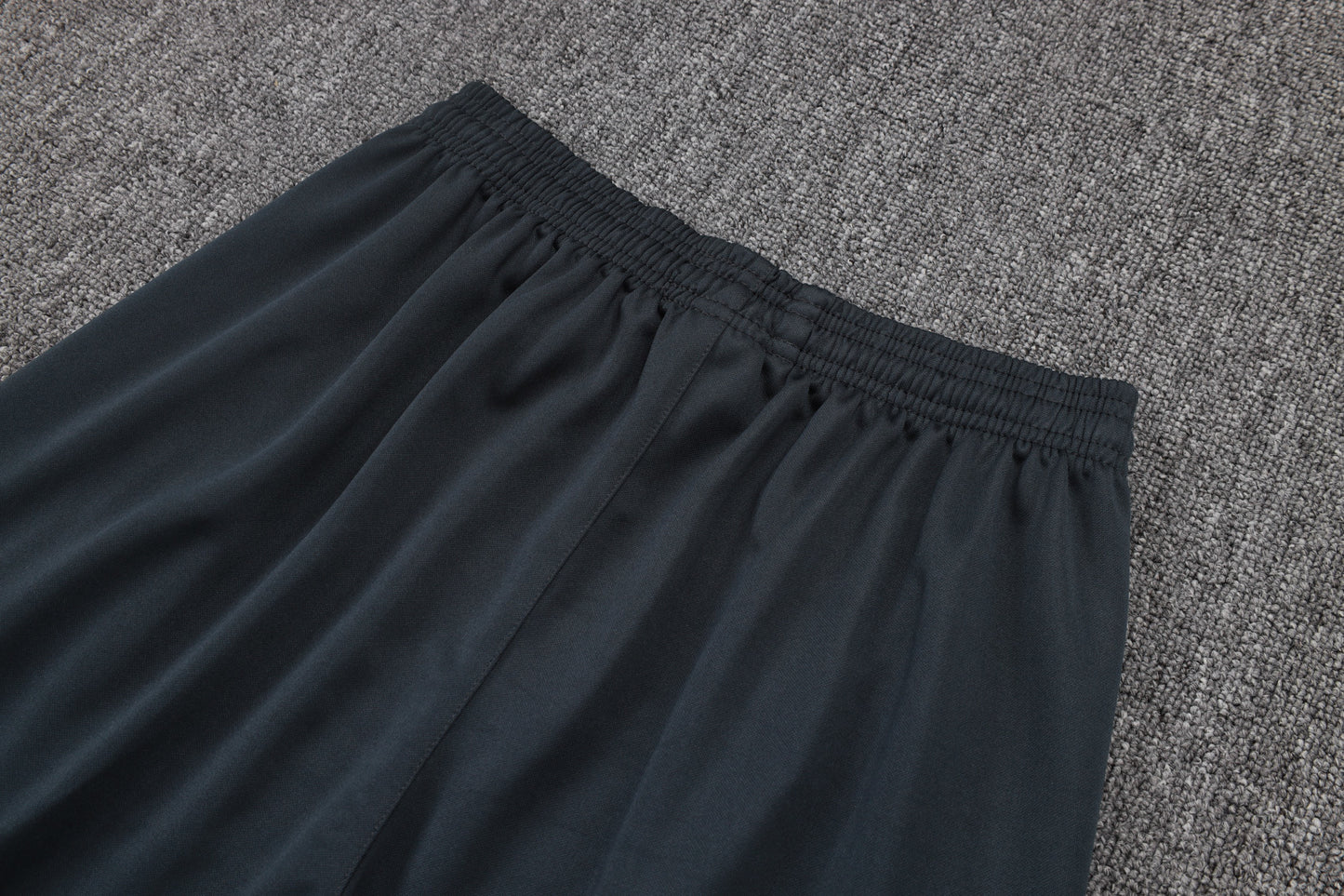 Chándal Real Madrid 2025/2026 – Negro con Detalles Amarillos