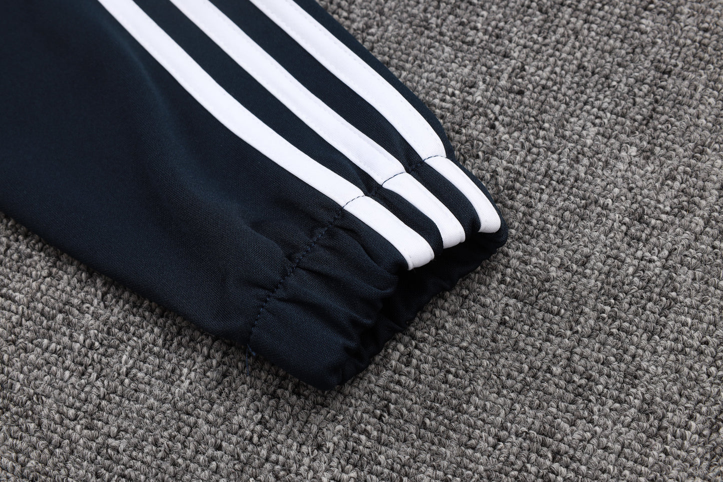 Chándal Real Madrid 2025/2026 – Azul Marino con Detalles Blancos y Amarillos