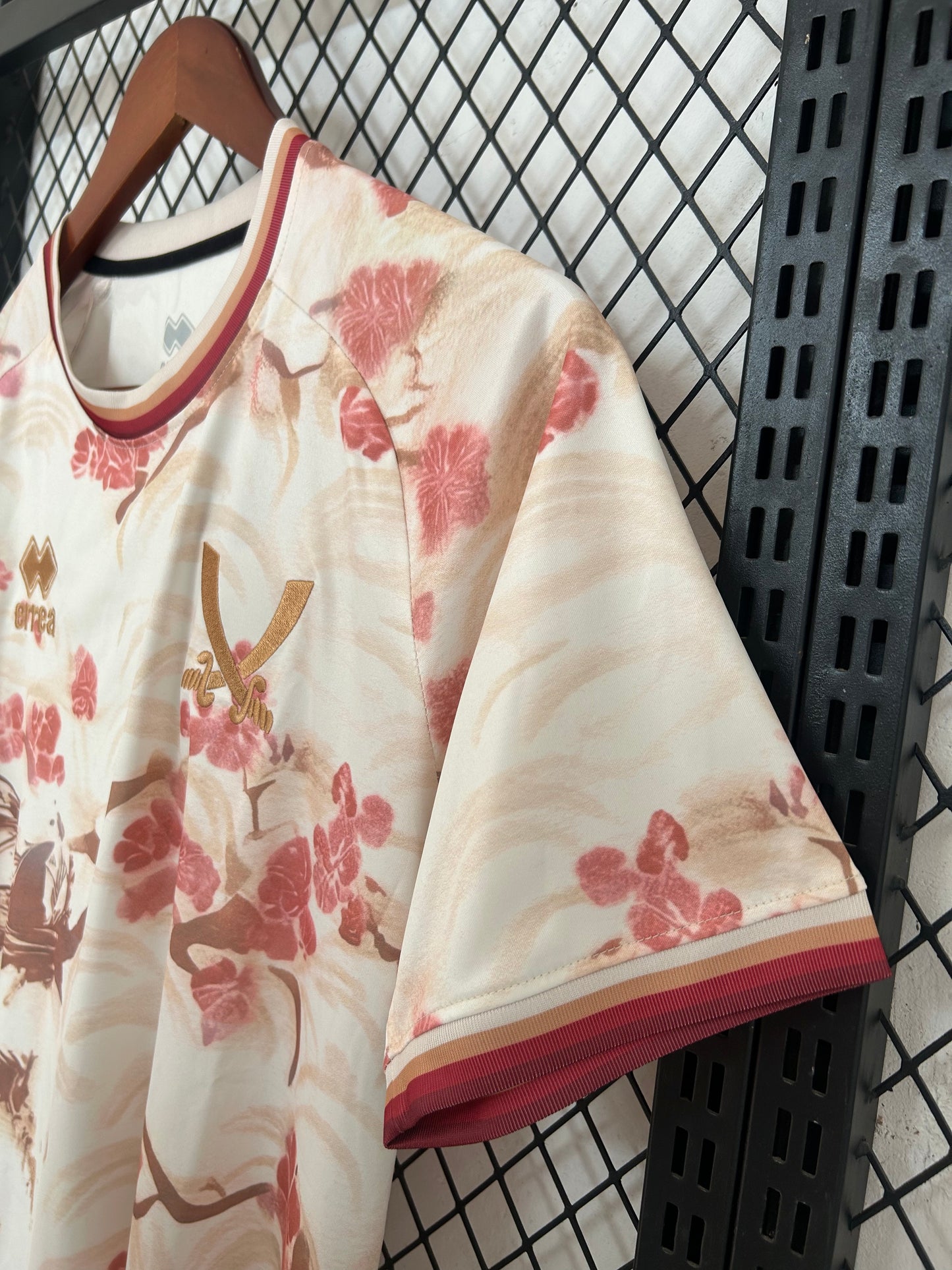 Camiseta Especial Diseño Floral y Caballo – Edición Premium