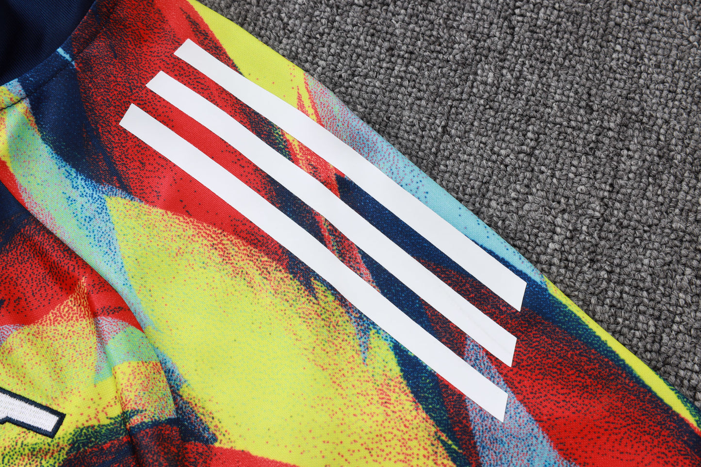 Chándal Arsenal 2025/2026 – Edición Multicolor “Fire Motion”