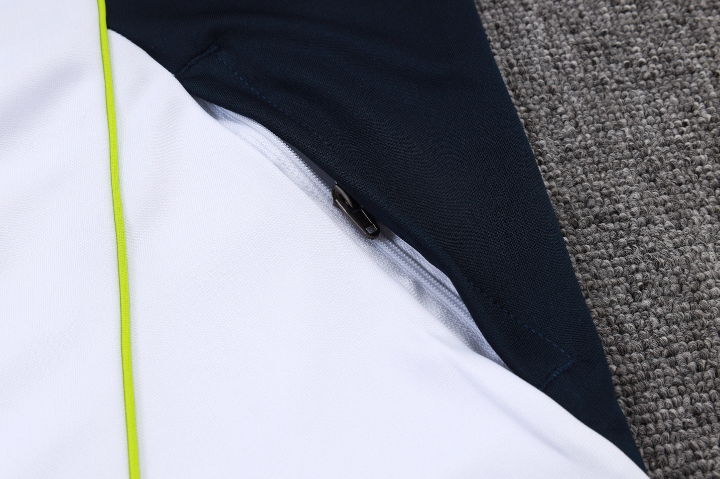 Chándal Real Madrid 2025/2026 – Blanco, Negro y Lima