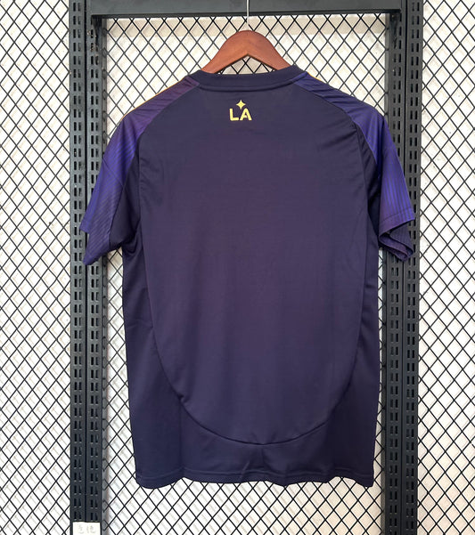 CAMISETA LA GALAXY 25/26 – “GALAXIA PURPÚREA