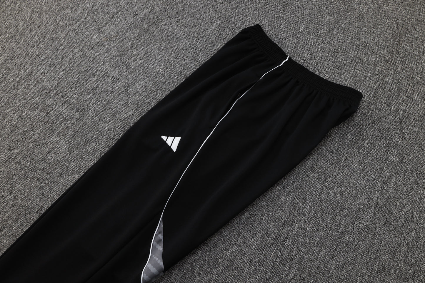 Chándal Real Madrid Blanco y Negro 2025/2026