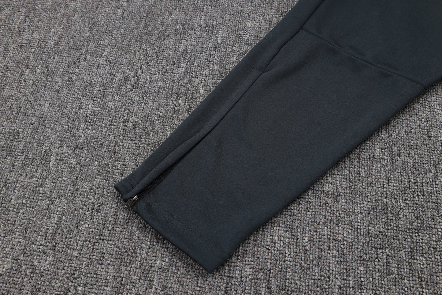 Chándal Real Madrid 2025/2026 – Negro con Detalles Amarillos