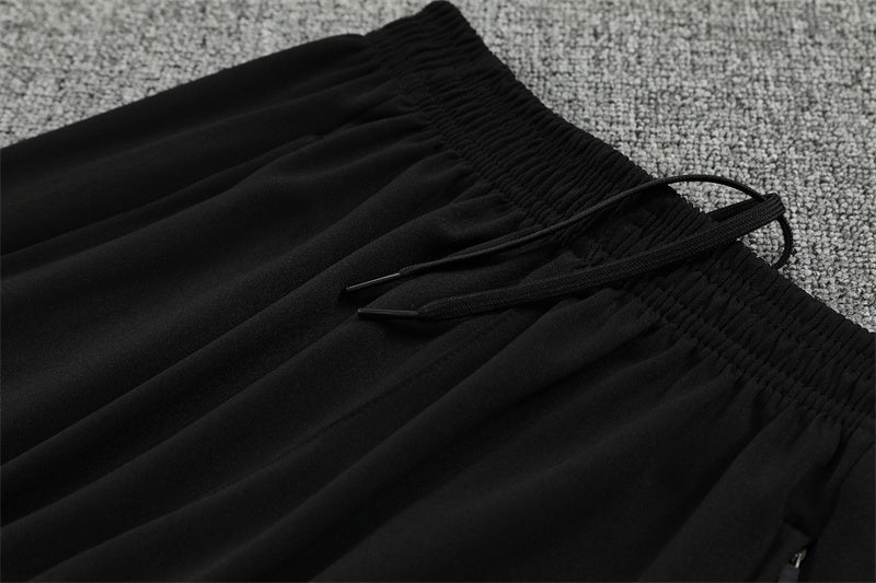 Liverpool 25/26 – chándal de entrenamiento negro con detalles en rojo y blanco