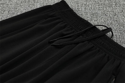 Liverpool 25/26 – chándal de entrenamiento negro con detalles en rojo y blanco