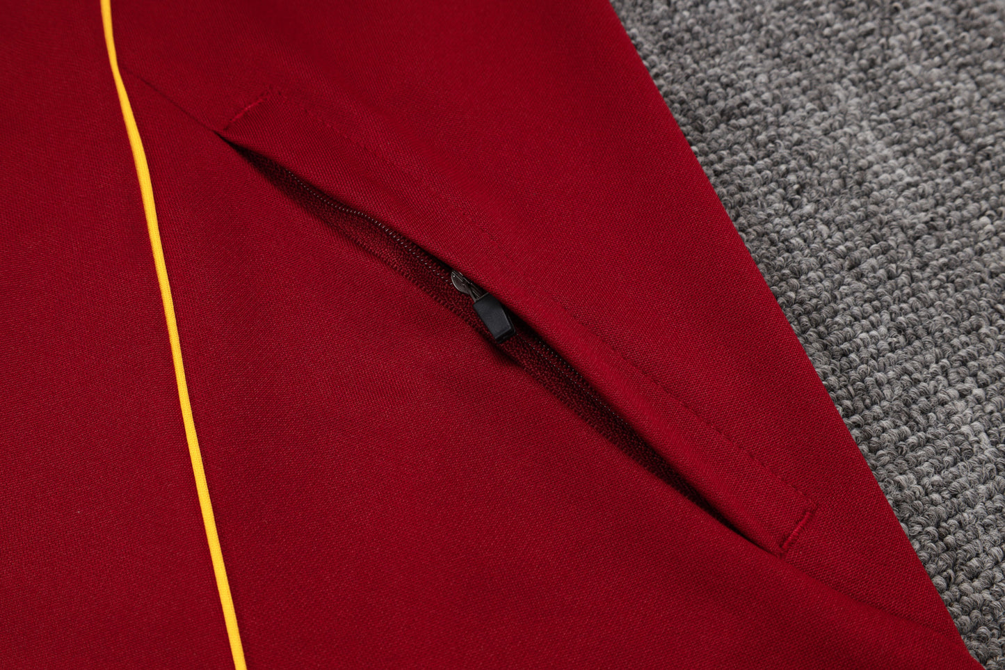 Chándal Arsenal FC 2025/2026 – Rojo Vinotinto con Detalles Amarillos