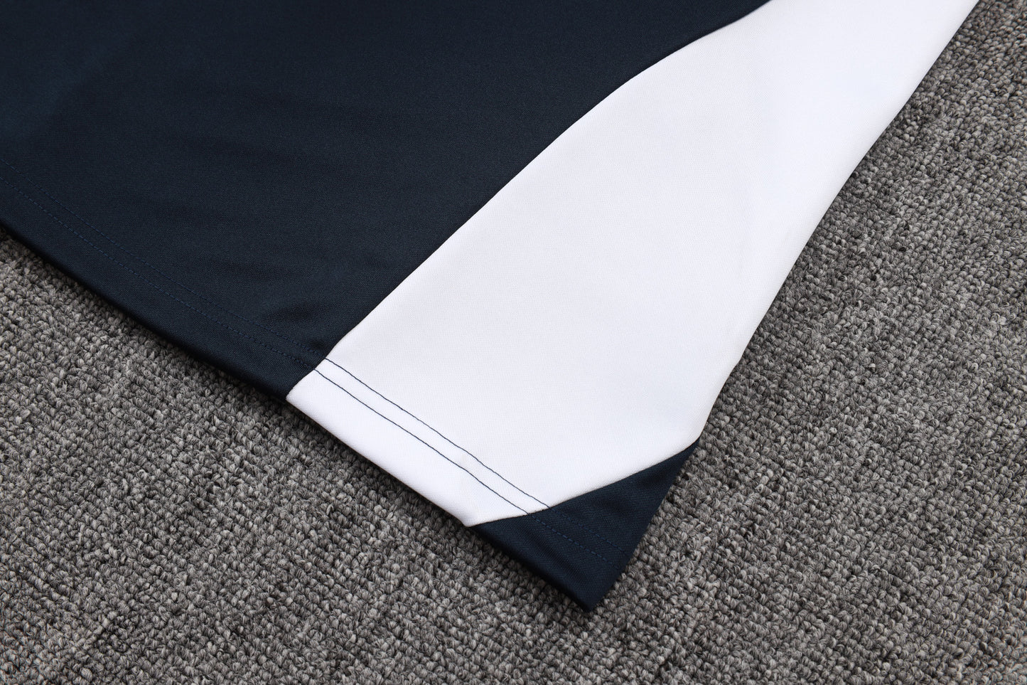 Chándal Real Madrid 2025/2026 – Azul Marino con Detalles Blancos y Amarillos