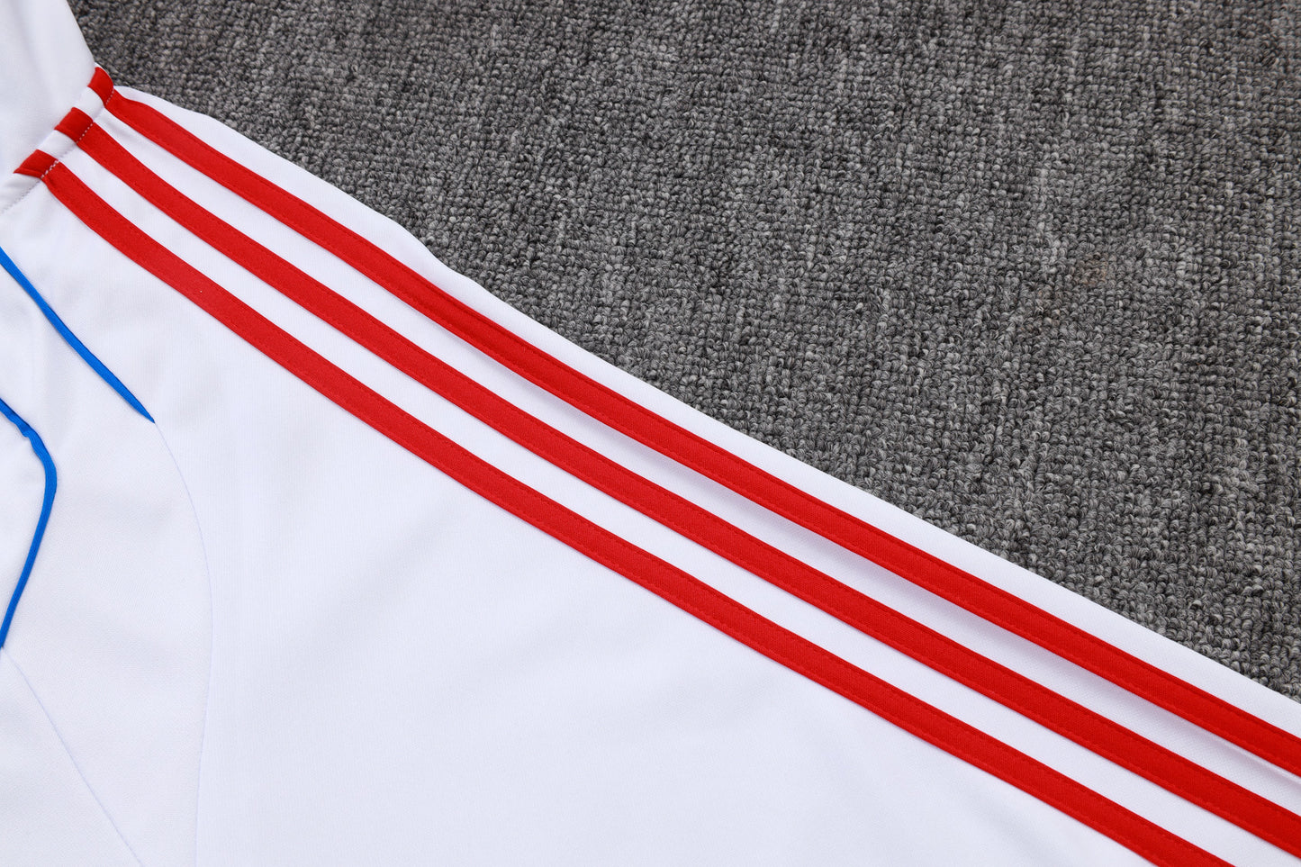 Chándal Bayern Múnich 2025/2026 – Blanco con Gris y Detalles Rojos
