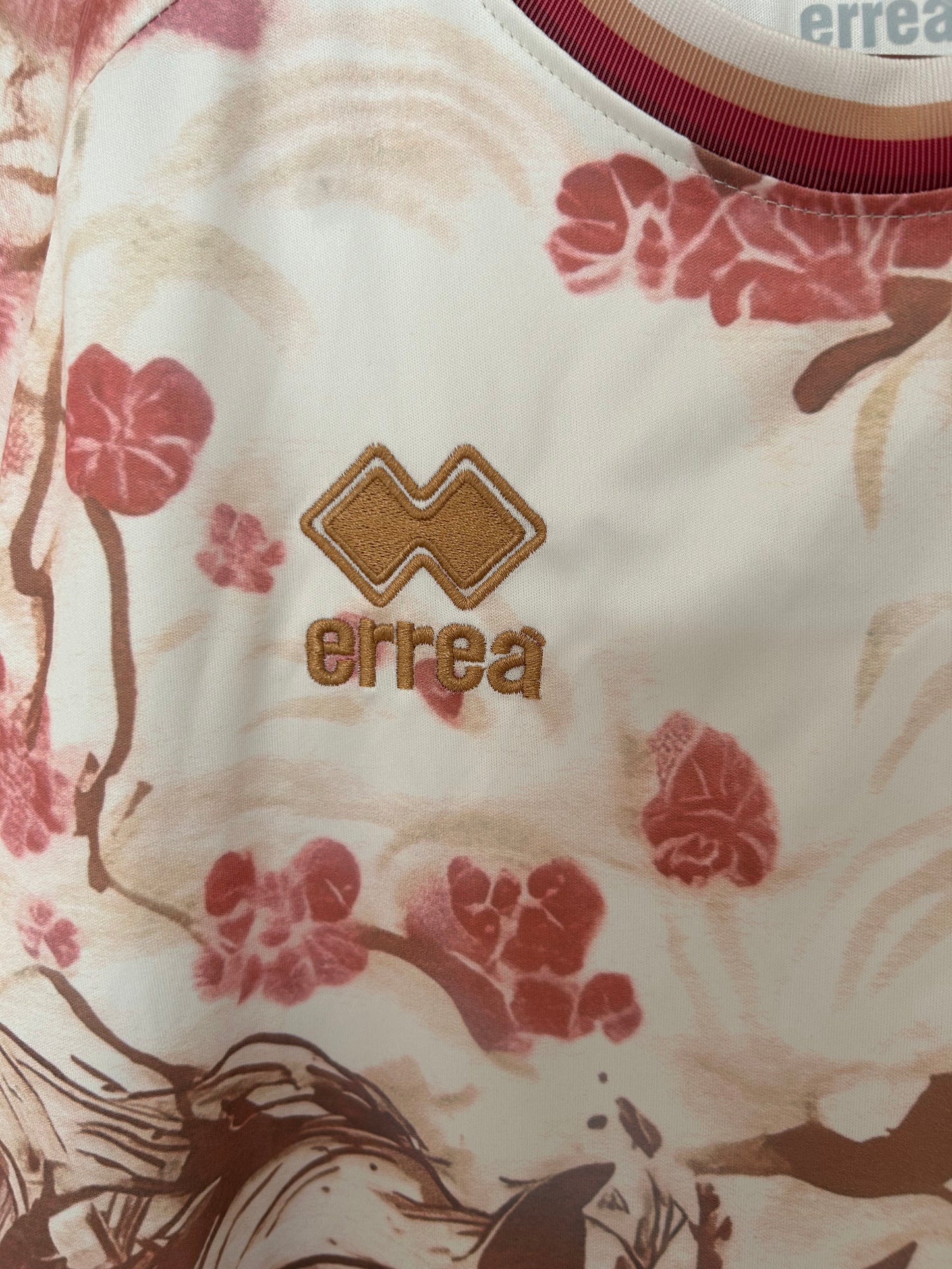 Camiseta Especial Diseño Floral y Caballo – Edición Premium