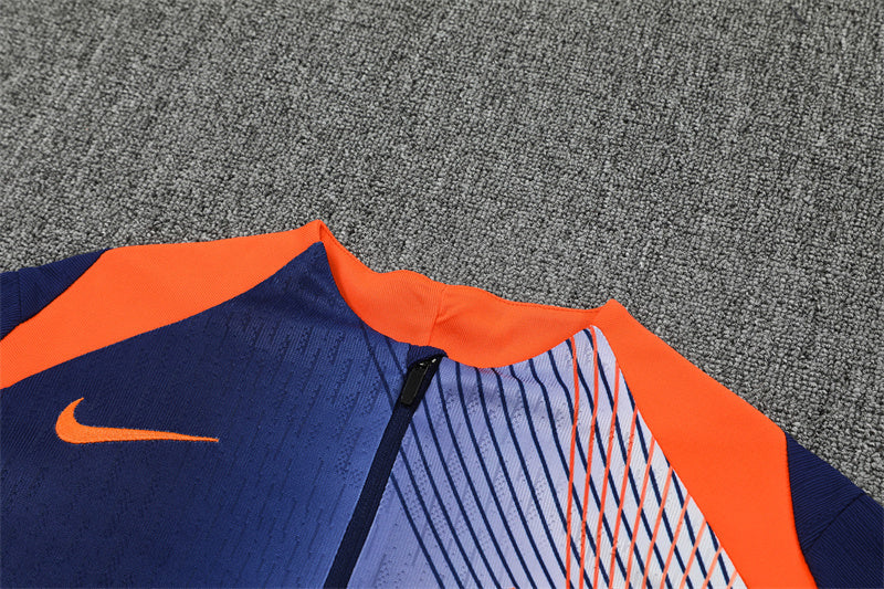 FC Barcelona 25/26 – Training Set (Azul marino con efecto wave naranja/blanco)