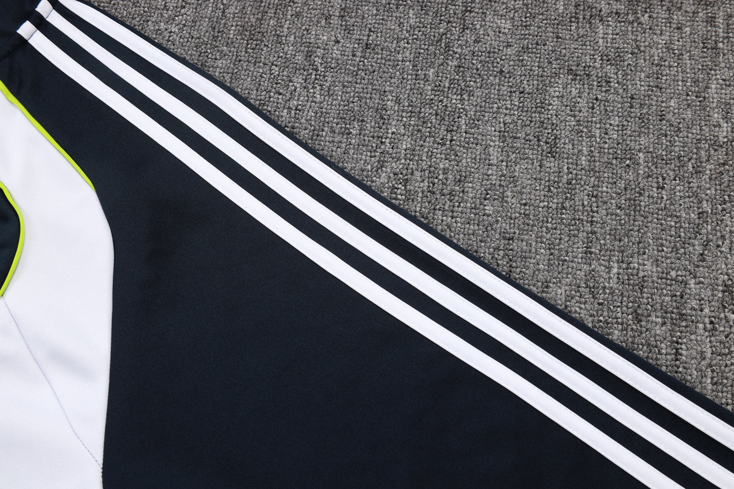 Chándal Real Madrid 2025/2026 – Azul Marino con Detalles Blancos y Amarillos