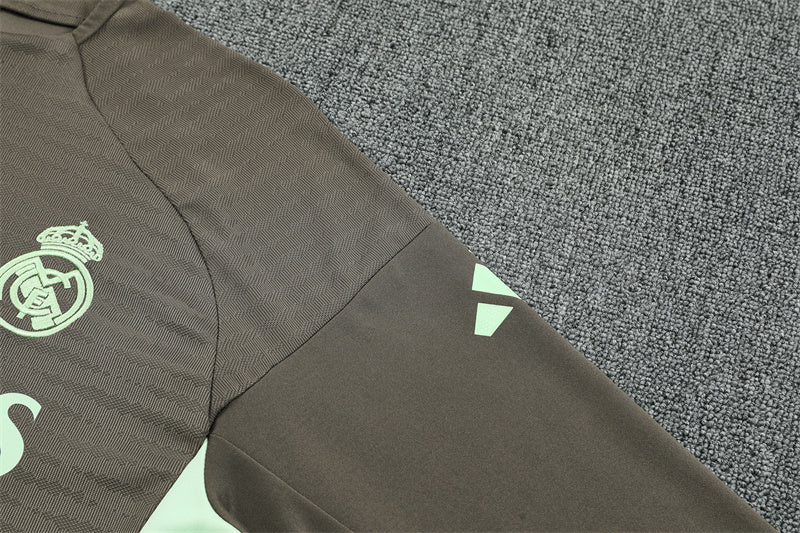 Real Madrid 25/26 – Chándal de entrenamiento tono carbón con detalles verde menta