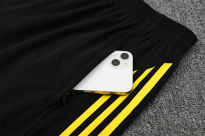 Set Oficial Manchester United Cuarta Equipación 25/26 – Potencia y Precisión en Negro