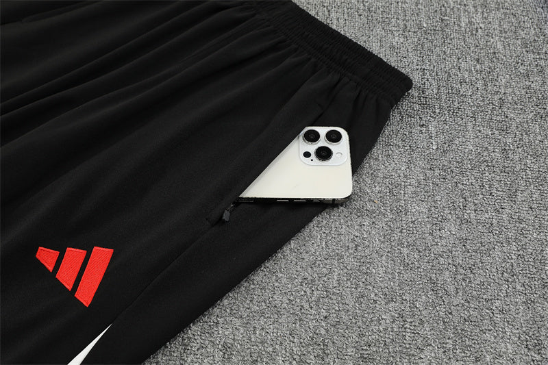 Liverpool 25/26 – chándal de entrenamiento negro con detalles en rojo y blanco