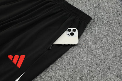 Liverpool 25/26 – chándal de entrenamiento negro con detalles en rojo y blanco