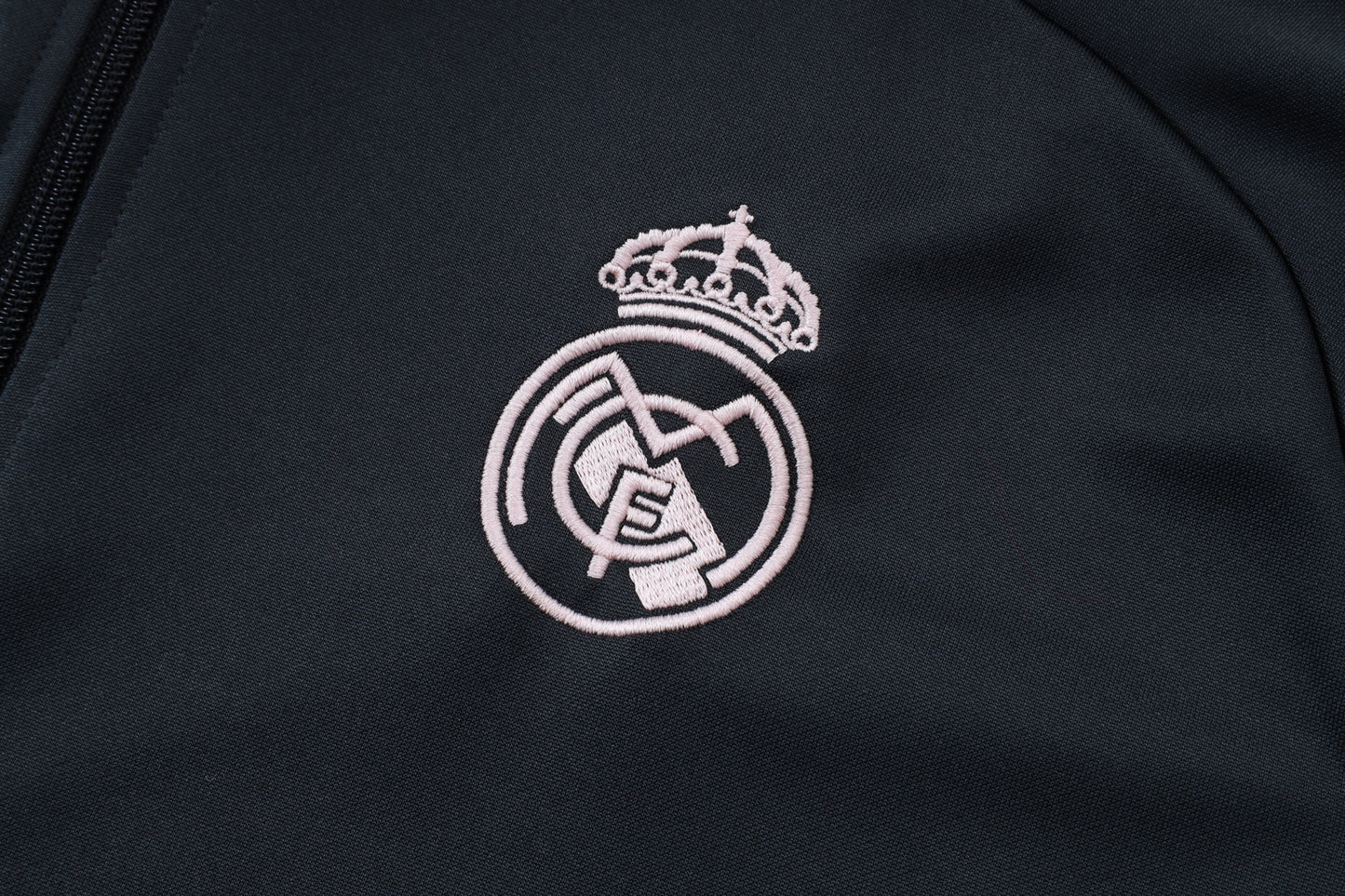 Chándal Real Madrid 2025/2026 – Elegancia Merengue