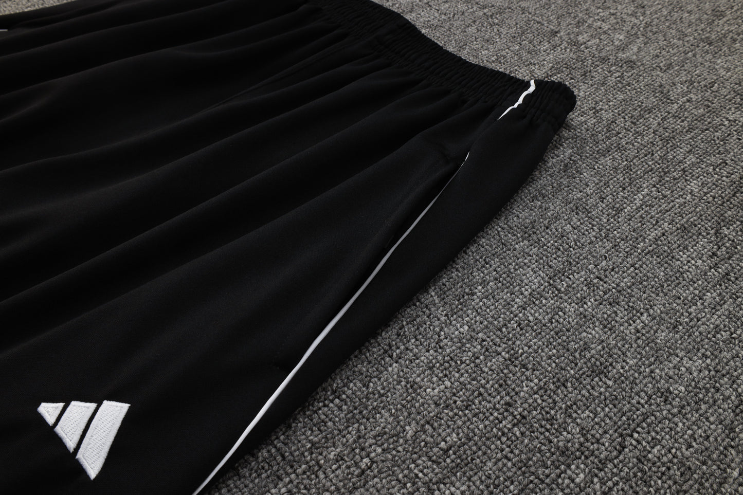 Chándal Real Madrid Blanco y Negro 2025/2026