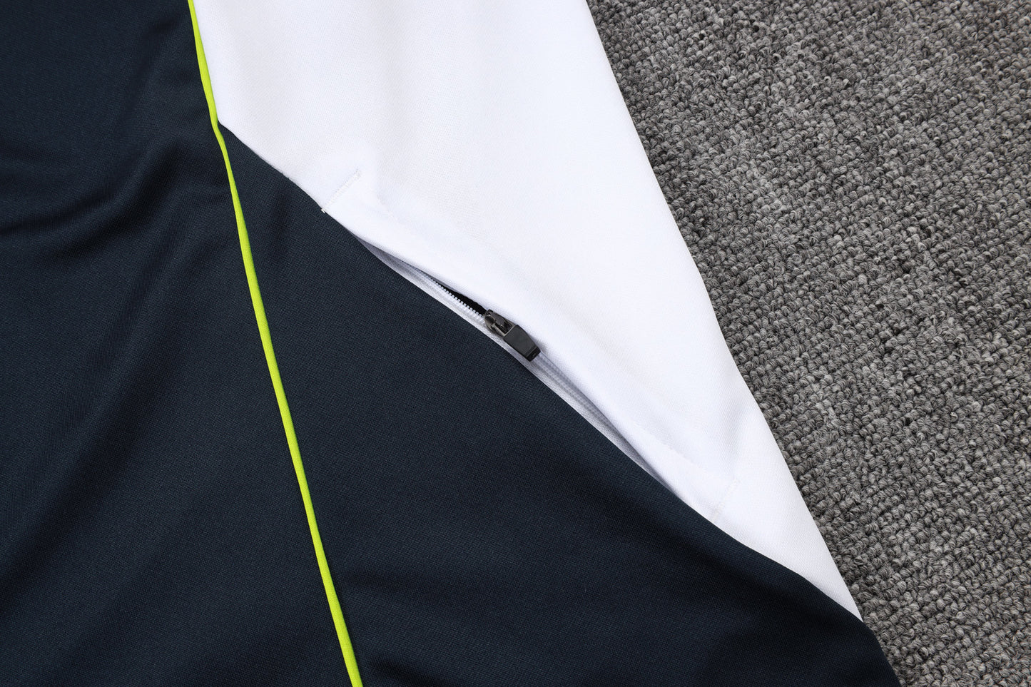 Chándal Real Madrid 2025/2026 – Azul Marino con Detalles Blancos y Amarillos