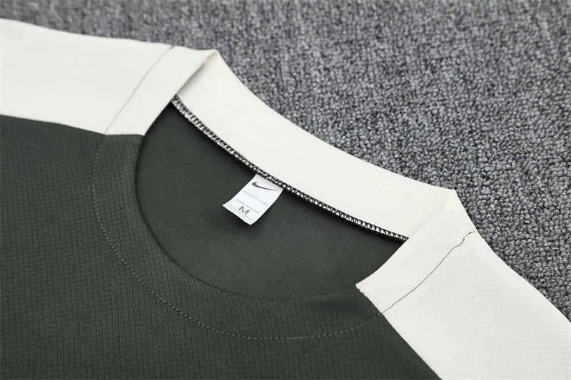 Set Oficial Chelsea Cuarta Equipación 25/26 – Minimalismo y Fuerza en Verde Oscuro