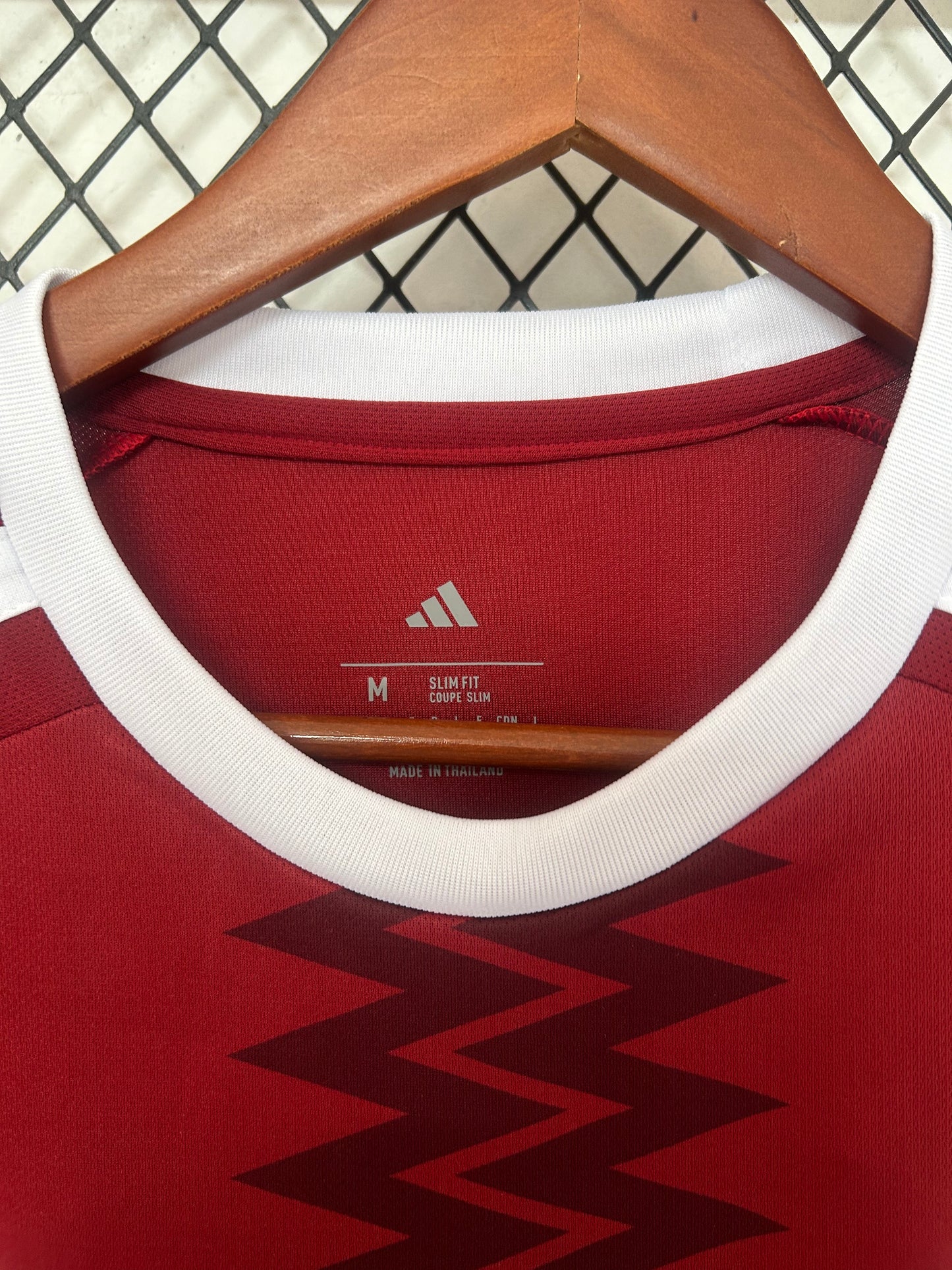 Camiseta Qatar 2025/2026 Local – Granate Oficial