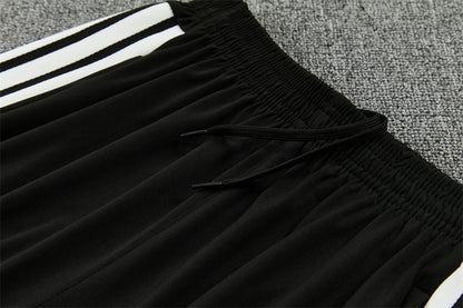 Chándal Liverpool Blanco y Negro 2026/27 – Adidas – Conjunto de Entrenamiento
