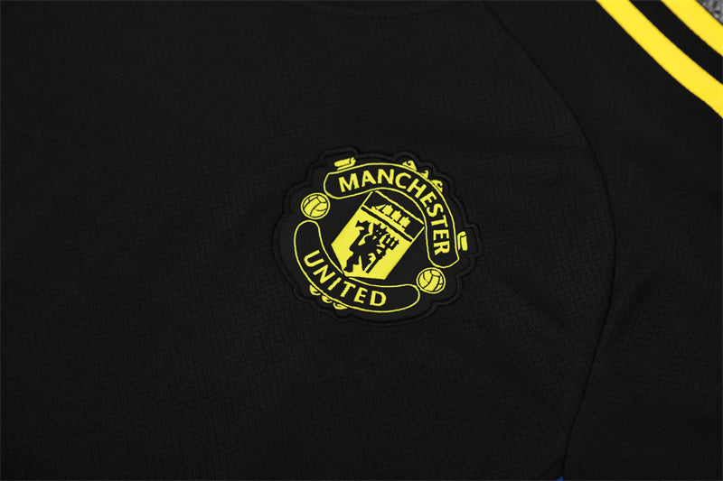 Set Oficial Manchester United Cuarta Equipación 25/26 – Potencia y Precisión en Negro