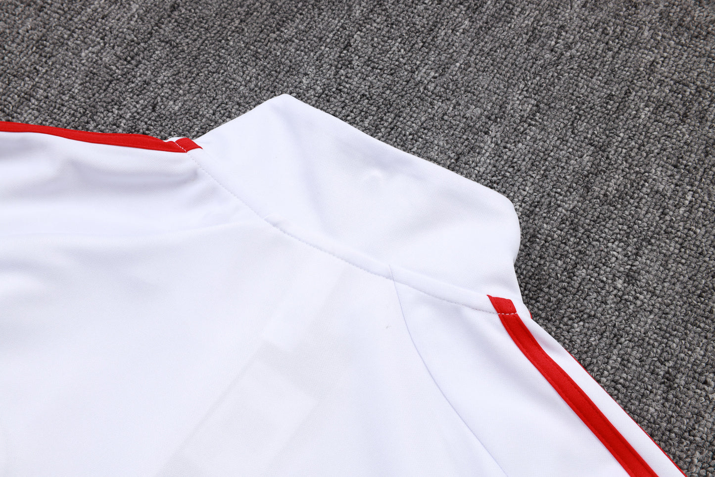 Chándal Bayern Múnich 2025/2026 – Blanco con Gris y Detalles Rojos