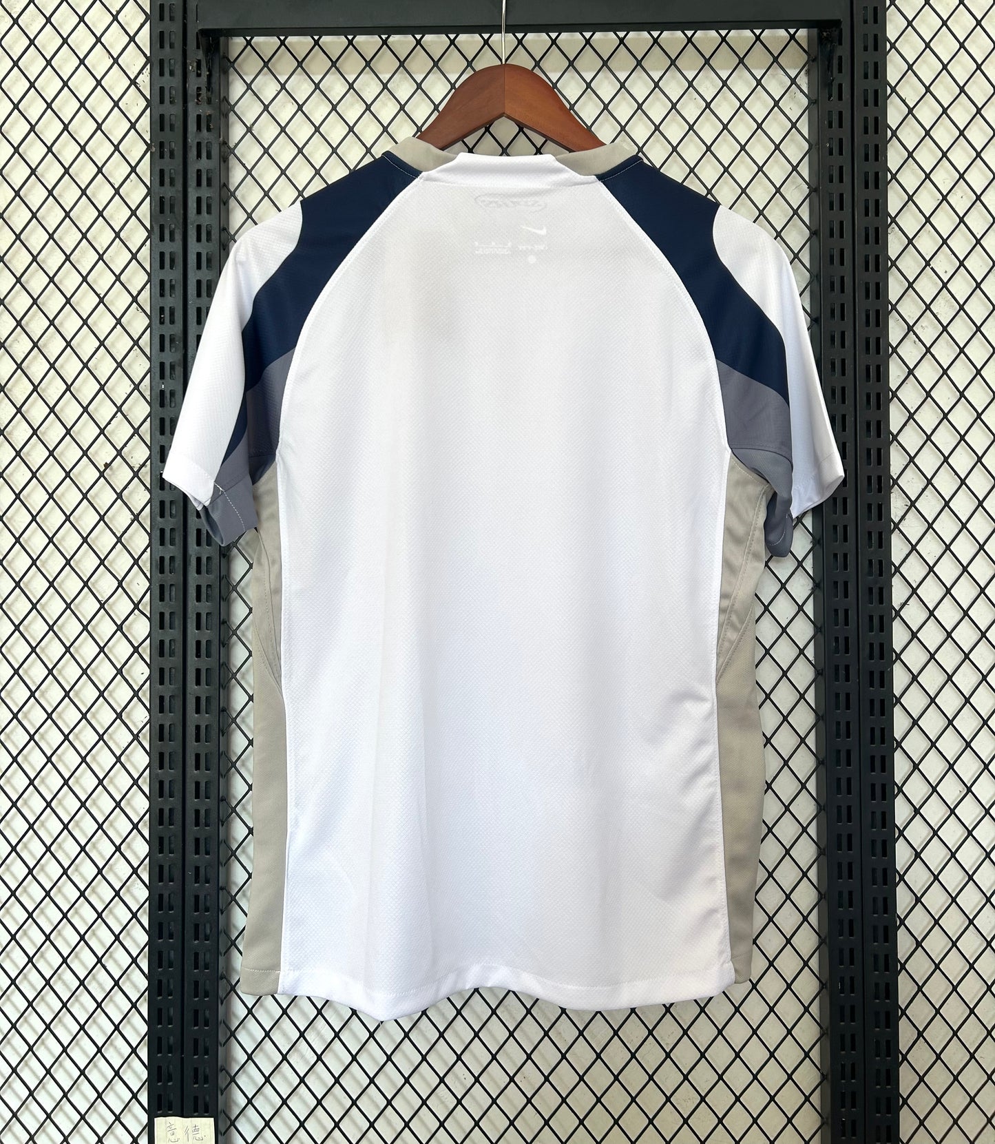 CAMISETA TOTTENHAM HOTSPUR 25/26 – “WHITE PRIDE”