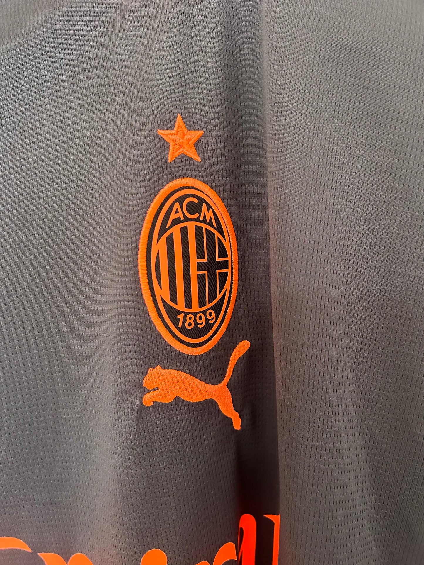 Camiseta AC Milan 2026/2027 Alternativa – Negra con Detalles Naranja Oficial Puma