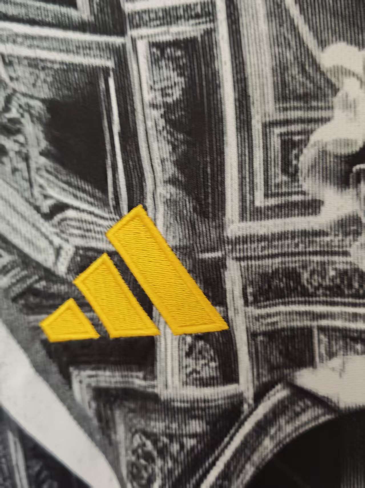 Camiseta Juventus 2026/2027 Edición Especial – Diseño Artístico Adidas