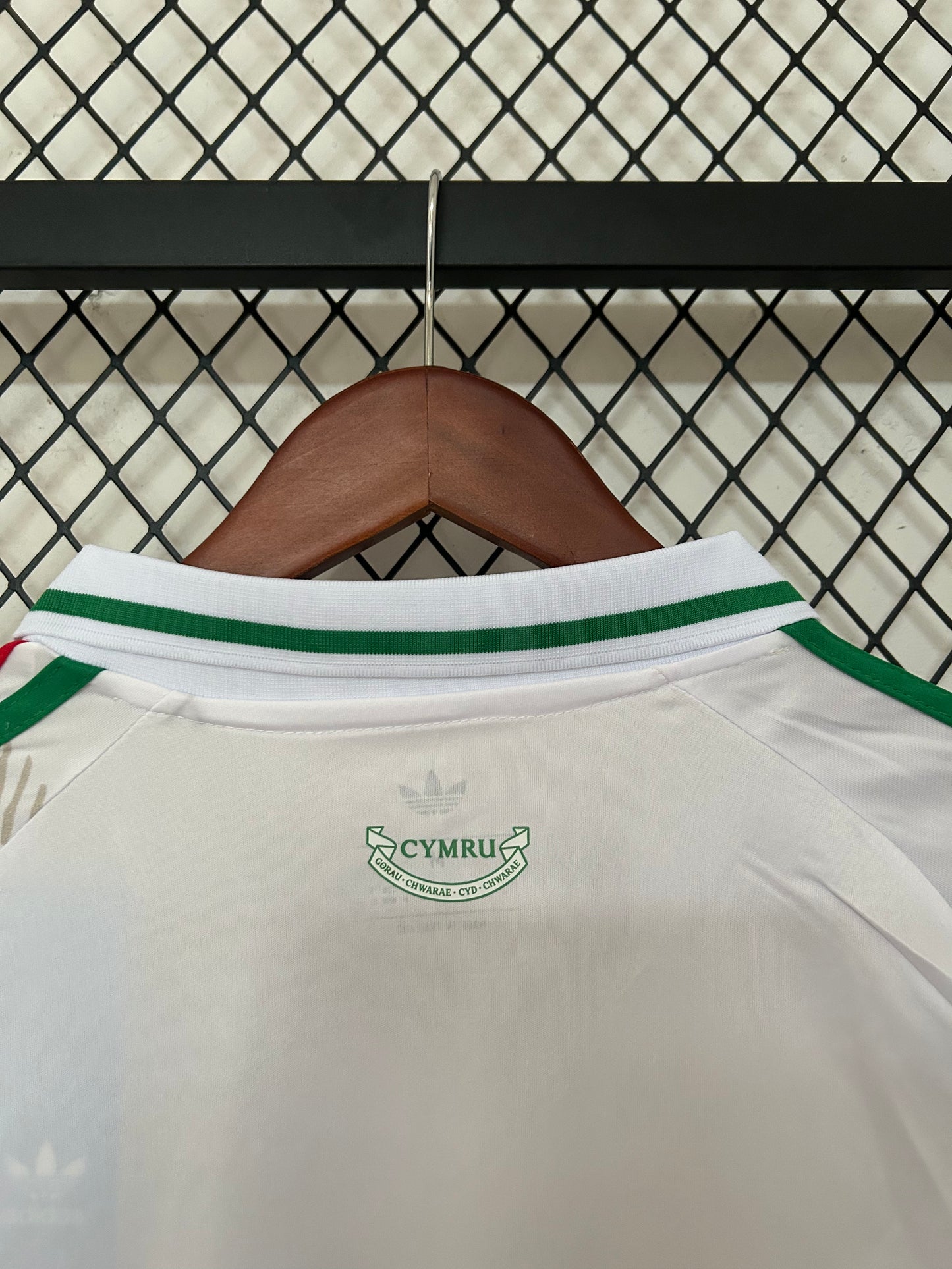 Camiseta Gales 2025/2026 Alternativa – Blanca con dragón tonal