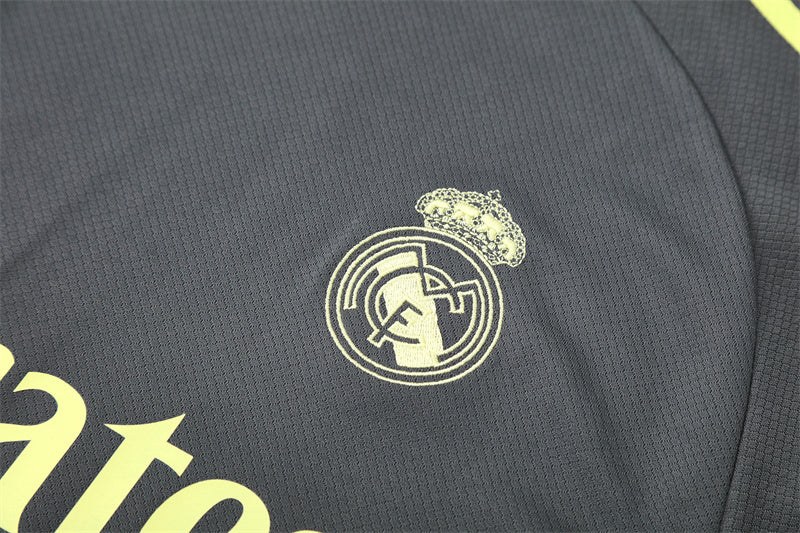 Set Oficial Real Madrid Alternativo 25/26 – Estilo Sobrio con Toque Neón